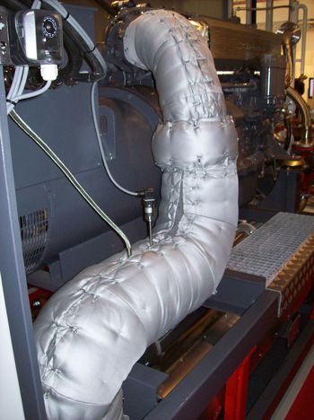 Eine Thermodecke dämmt eine heiße Abgasleitung